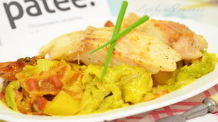 Жареная рыба на подушке из тушеных овощей с беконом