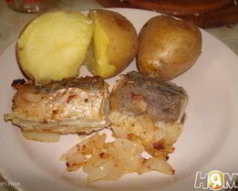 Жареная рыба с картошкой и луком