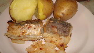 Жареная рыба с картошкой и луком