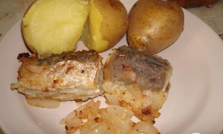 Рецепт жареной рыбы с картошкой и луком