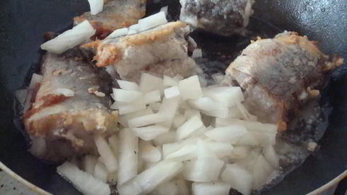 жареная рыба с картошкой и луком