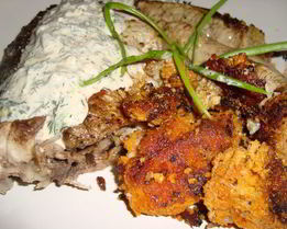 Жареные карась и икра со сметанным соусом