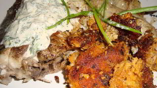 Жареные карась и икра со сметанным соусом