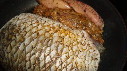 жареные карась и икра со сметанным соусом