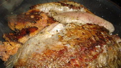 жареные карась и икра со сметанным соусом