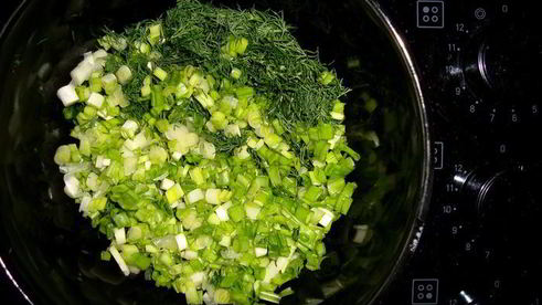 жареные карась и икра со сметанным соусом