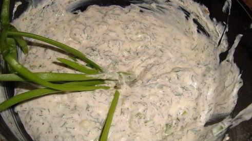 жареные карась и икра со сметанным соусом