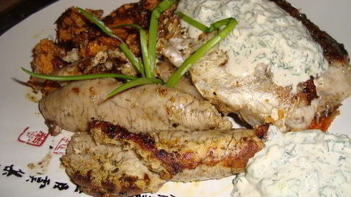 жареные карась и икра со сметанным соусом