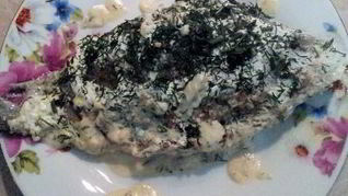 Жареные карасики в сметане с петрушкой