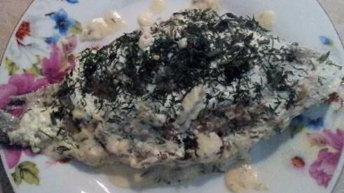 жареные карасики в сметане с петрушкой