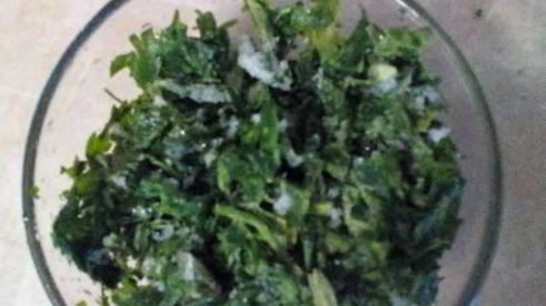 жареные карасики в сметане с петрушкой