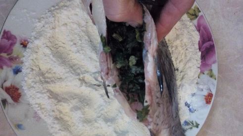 жареные карасики в сметане с петрушкой