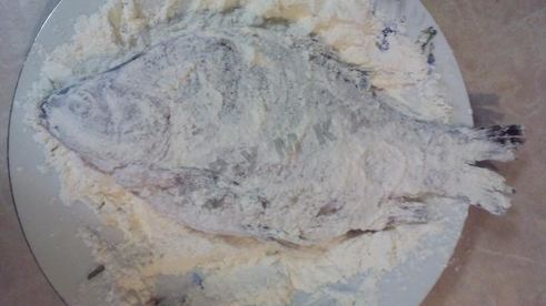 жареные карасики в сметане с петрушкой