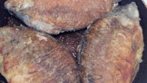 жареные карасики в сметане с петрушкой