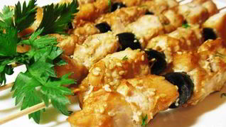 Куриный шашлык в соевом маринаде с маслинами