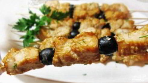 куриный шашлык в соевом маринаде с маслинами