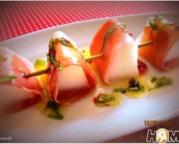 Шашлычки из дыни с прошутто под мятным соусом