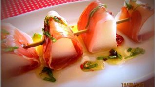 Шашлычки из дыни с прошутто под мятным соусом