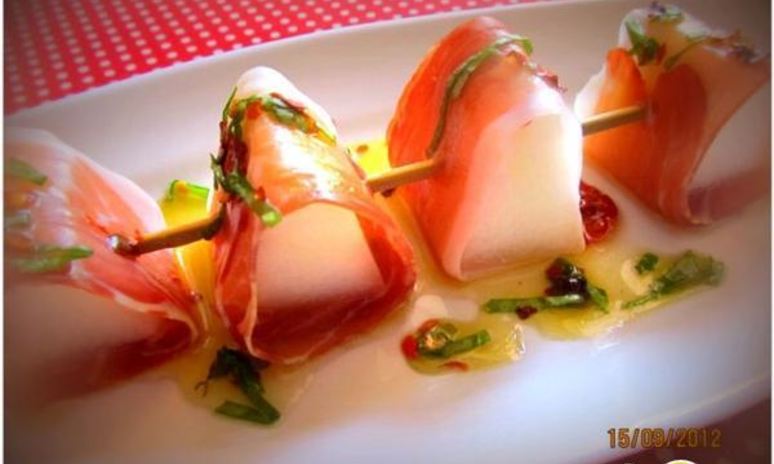 Рецепт шашлычков из дыни с прошутто под мятным соусом