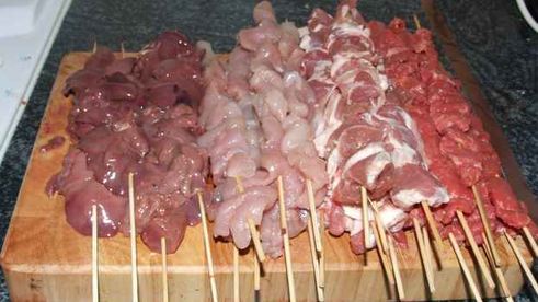 шашлычки из говядины, свинины и курицы