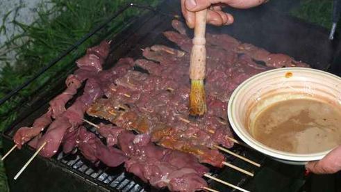 шашлычки из говядины, свинины и курицы