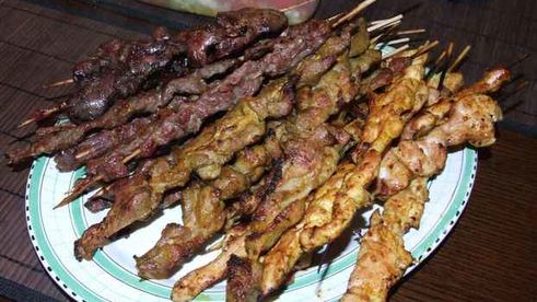 шашлычки из говядины, свинины и курицы