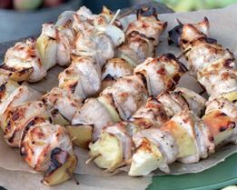 Шашлычки из куриной грудки с яблоком