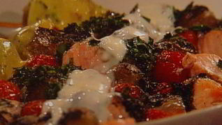 Шашлычки из лосося с молодой картошкой под чесночным соусом айоли