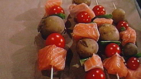 шашлычки из лосося с молодой картошкой под чесночным соусом айоли