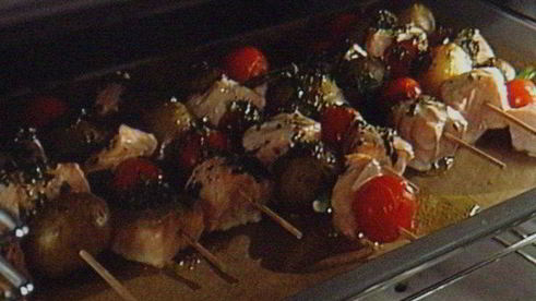 шашлычки из лосося с молодой картошкой под чесночным соусом айоли