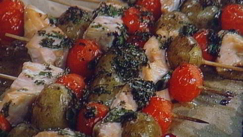 шашлычки из лосося с молодой картошкой под чесночным соусом айоли