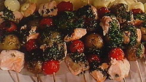 шашлычки из лосося с молодой картошкой под чесночным соусом айоли