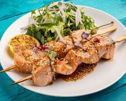 Шашлычки из лосося в медовом маринаде