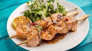 Шашлычки из лосося в медовом маринаде