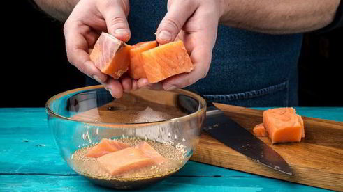 шашлычки из лосося в медовом маринаде