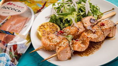 шашлычки из лосося в медовом маринаде