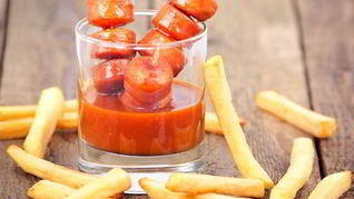 Шашлычки из сосисок с арахисовым соусом