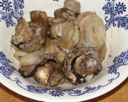 Шашлык из грибов шампиньоны на шампурах на мангале