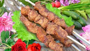 Шашлык из печени на мангале