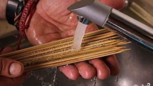 шашлык из рыбы на шпажках