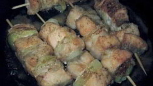 шашлык из рыбы на шпажках