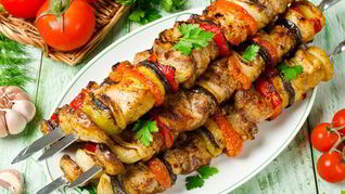 Шашлык из свинины с яблоком и баклажаном