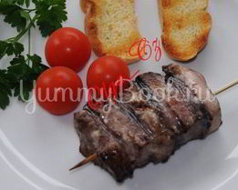 Шашлык из свинины в ореховом маринаде с грушами