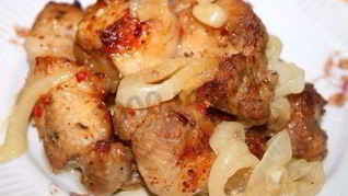 Шашлык в духовке на луковой подушке