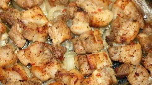 шашлык в духовке на луковой подушке