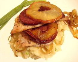 Куриные шницели с яблоками и чоризо