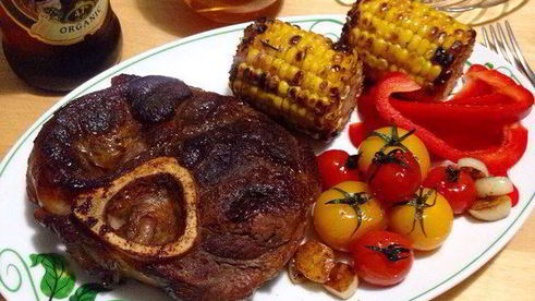 говяжий стейк с гарниром из овощей