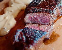 Нью-Йорк-стейк с перечным соусом