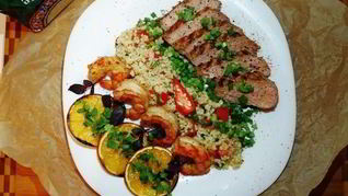 Праздничный ужин из булгура с креветками и стейком