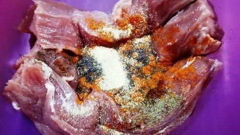 праздничный ужин из булгура с креветками и стейком